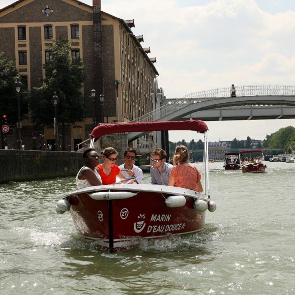 Balade sur un bateau électrique & sans permis sur le Canal de l'Ourcq (1 heure - 5 places)