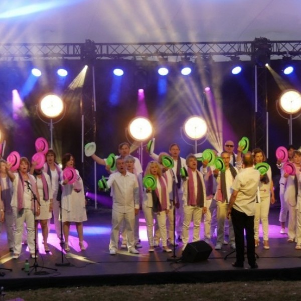 CHORALE ATOUT CHOEUR SPECTACLE MUSICAL  VOIX CI, VOIX LA!  VILLENEUVE LE ROI