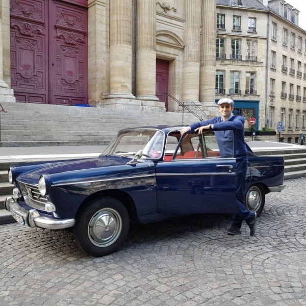 Visite guidée Insolite de Paris en Peugeot 404 avec dégustation de vins