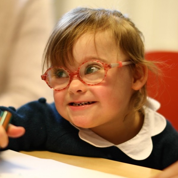 Favoriser les comportements adaptés et le développement de la communication de l'enfant avec une déficience intellectuelle