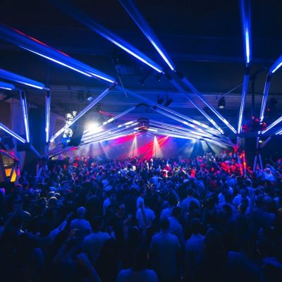 LE ROOFTOP GÉANT DE L'HORREUR HALLOWEEN EXCEPTIONNEL TOUR EIFFEL 2000 M2 DE VUE PANORAMIQUE + DE 2000 VAMPIRES