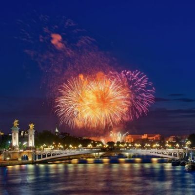 THE FAMOUS BOAT PARTY NEW YEAR 2025 SUR LA SEINE ( CONCORDE / TOUR EIFFEL )