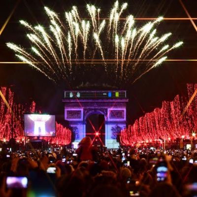 VIP MAGIC CLUB « CHAMPS ÉLYSÉES » FEU D’ ARTIFICE ARC DE TRIOMPHE – NEW YEAR 2026 + DE 900 PERSONNES 1000M2 CLUB DE LUXE